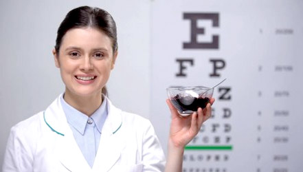 يوصي طبيب العيون باستخدام العنب البري لصحة العين