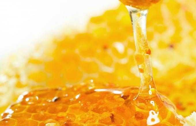 Použití medu při angíně (akutní nebo chronická tonzilitida). -