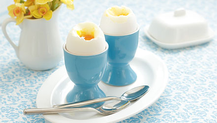 Diät gekochte Eier auf einem Ständer