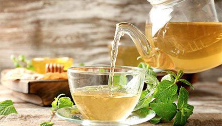 Natürlicher Tee mit Zitronenmelisse und Honig
