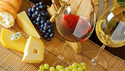 Trauben mit Wein und Käse