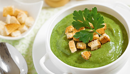Petersilie in grüner Suppe