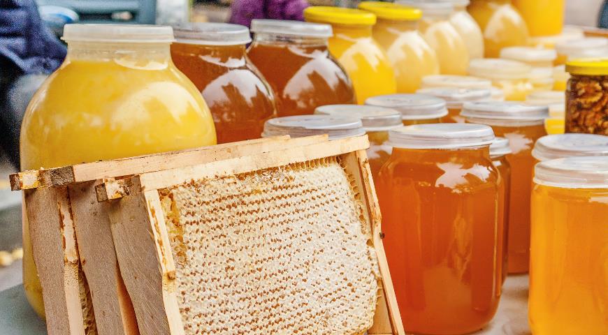 Wasser mit Honig: morgens auf nüchternen Magen, mit Zitrone, Ingwer zum Abnehmen