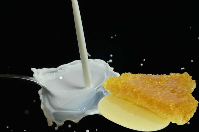 Milch mit Honig: Was hilft, Rezept für die Nacht
