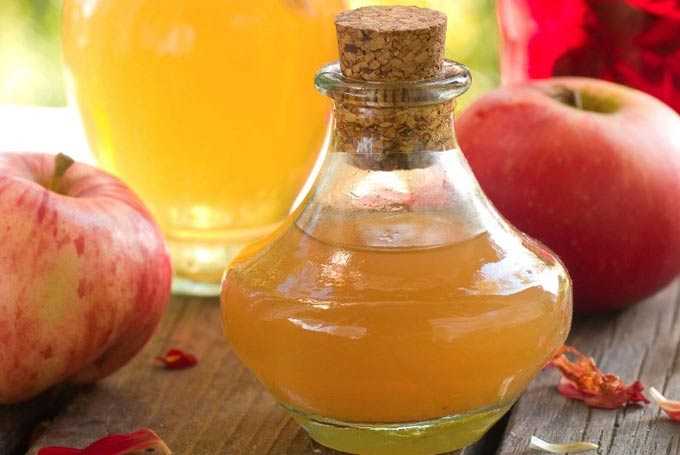 Wie man mit Apfelessig und Honig behandelt