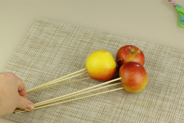 Jeder Apfel muss in drei Spieße geschnitten werden