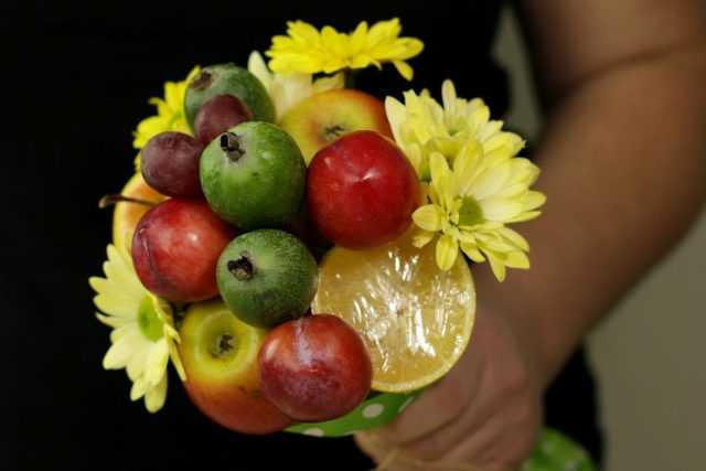 Ein Strauß Früchte mit eigenen Händen - ein originelles Geschenk für die Urlaubs-Pflege