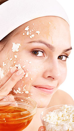 Natural face mask made from cottage cheese and honey