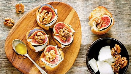 Walnuts with figs and honey