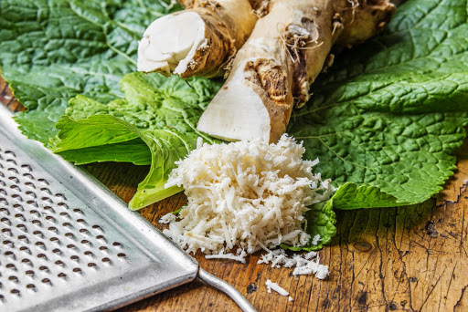 The benefits of horseradish with honey: recipes for making horseradish