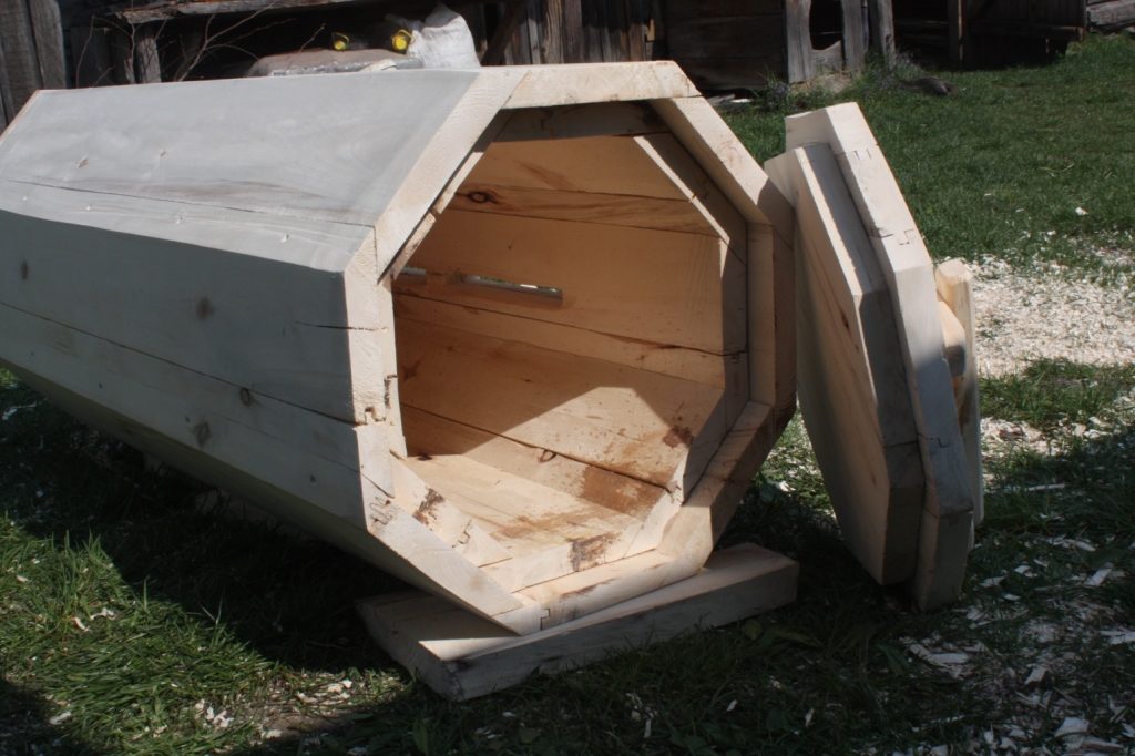 How to make a deck for bees with your own hands?