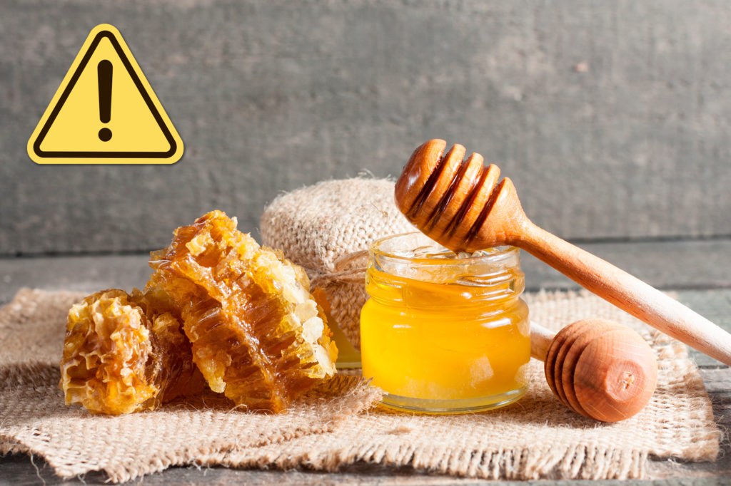How is honey allergy manifested and what are the symptoms?