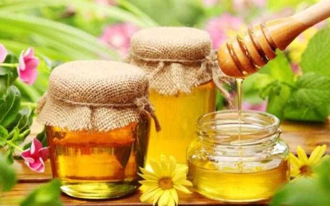 Treatment of stomatitis with natural honey