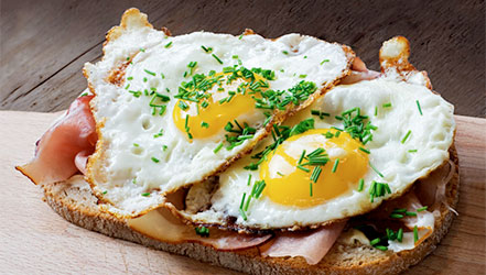 Ouă omletă cu carne pe pâine