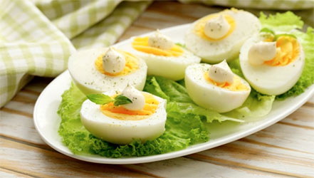 Gekookte eieren met mayonaise