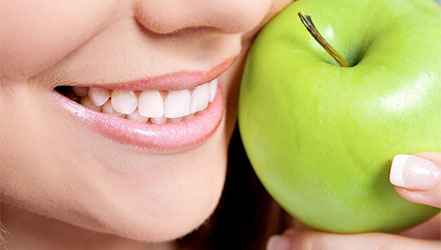 Manzana y dientes sanos