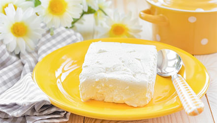 Τυρί κότατζ σε ένα πιάτο