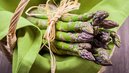 Keranjang asparagus segar