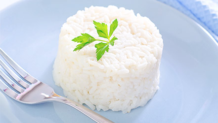 Varená biela ryža na tanieri