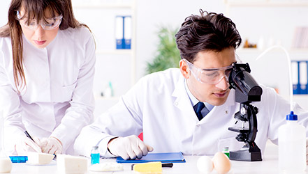 Forskere undersøker smør i laboratoriet