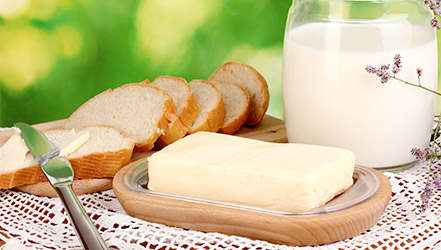 Zelfgemaakte boter en melk