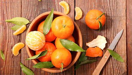 Tangerine di atas meja