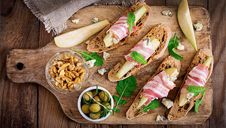 Sandvișuri cu pere, brânză și carne