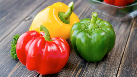Γλυκό πιπέρι σε τρία χρώματα: πράσινο, κίτρινο και κόκκινο