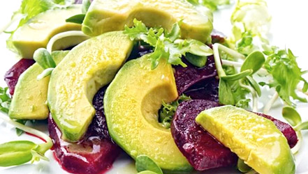 Salade van avocado en bieten