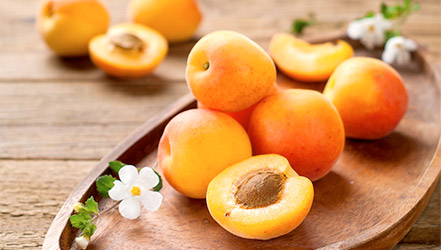 Friske aprikoser på brett