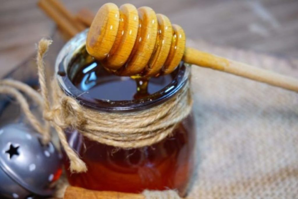 Waarom honing gekonfijt is of wat honing niet gekonfijt is: redenen en wat het betekent