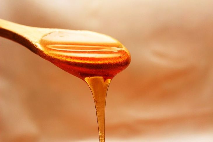 Proč se med kanduje nebo jaký med není kandovaný: důvody a co to znamená