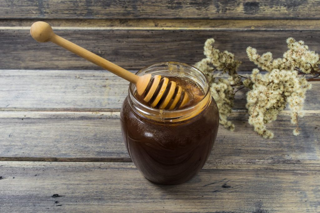 Honeydew honung: hur det ser ut och hur det skiljer sig