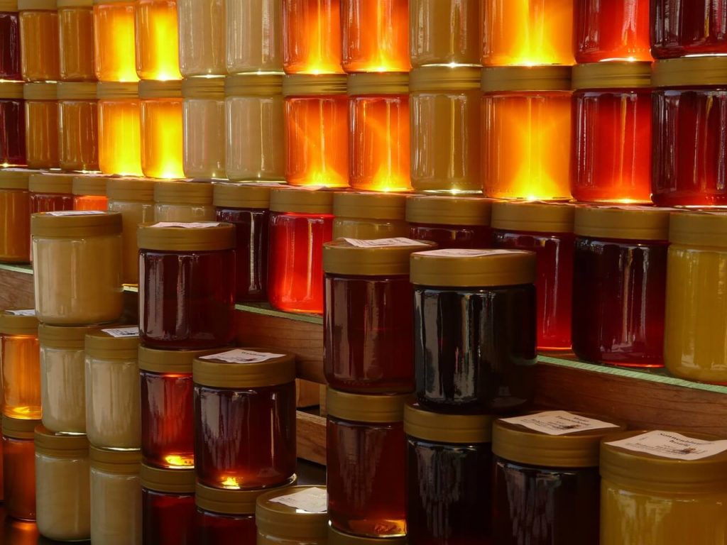 Honingdauwhoning: hoe het eruit ziet en hoe het verschilt
