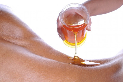 Honungsinpackning för viktminskning: hemlagade recept med honung, senap och salt