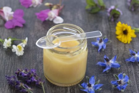 Honing met koninginnengelei: voordelen en hoe een nep te onderscheiden