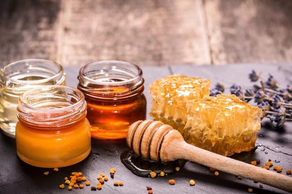 Lipový med: rozdíly, výhody a škody, jak brát