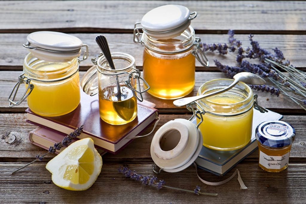 Lipový med: rozdíly, výhody a škody, jak brát