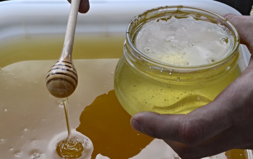 Akátový med: jak to vypadá, užitečné vlastnosti a kontraindikace.