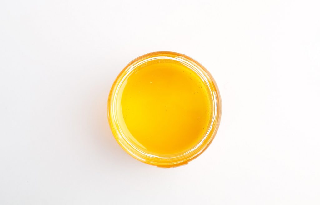 Miel de acacia: cómo se ve, propiedades útiles y contraindicaciones.