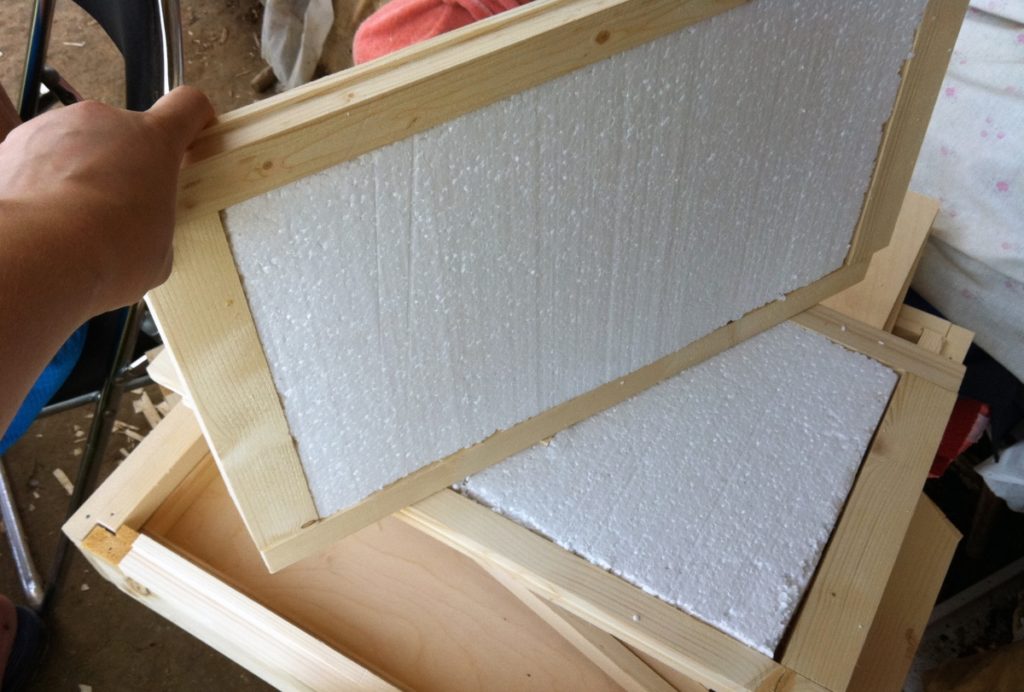 Plywood och polystyren bikupa: Montering