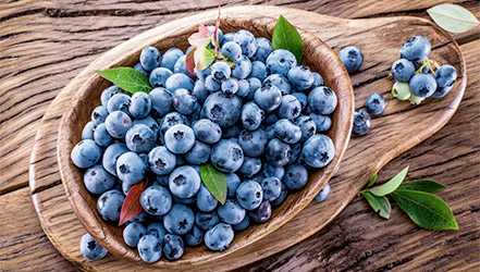 Blueberries a cikin kwano na katako