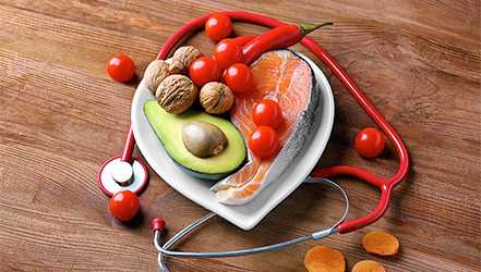 Avocado's in de geneeskunde, samen met andere gezonde voedingsmiddelen.