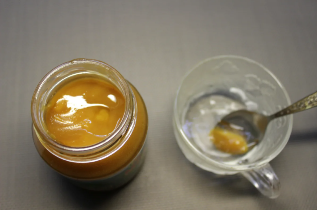 Altajský med: co se stane, užitečné vlastnosti, jak rozlišit falešný
