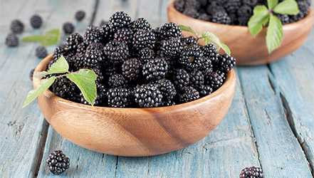 Blackberries katika bakuli la mbao