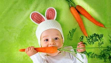 Poika syö porkkanaa
