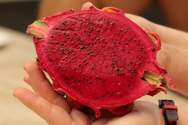 Fruta de pitahaya cortada