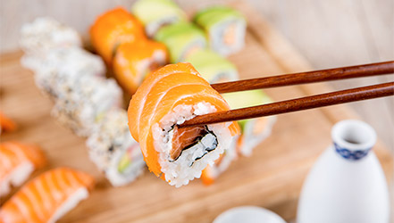 Riz avec sushi et saké