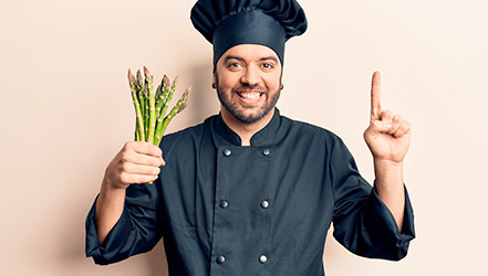 Lo chef consiglia gli asparagi per la potenza
