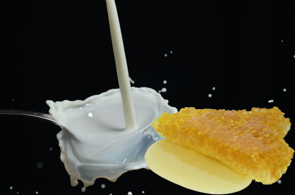 꿀이 든 우유 : 도움이되는 것, 밤의 요리법